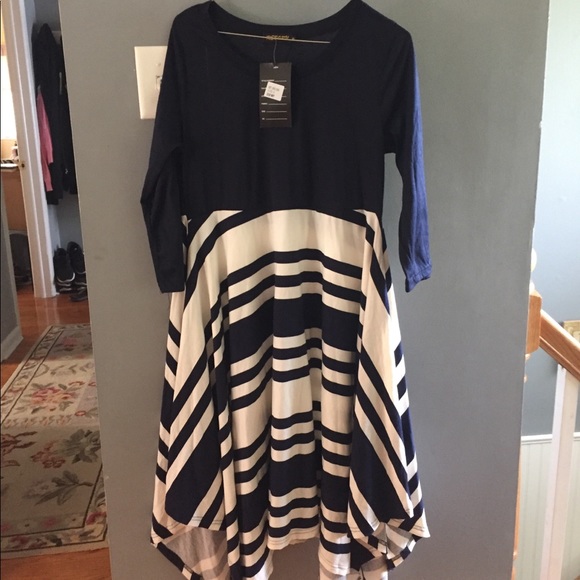 Handkerchief style dress. Navy and white sz S - Picture 3 of 6